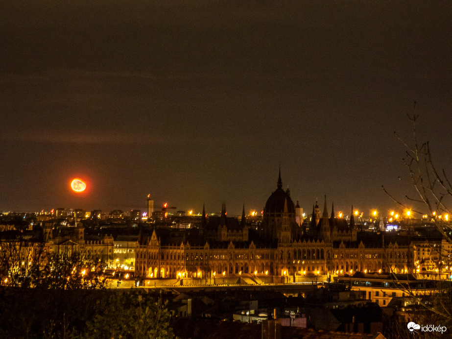 "Kődarab" a parlament mögött
