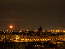 "Kődarab" a parlament mögött