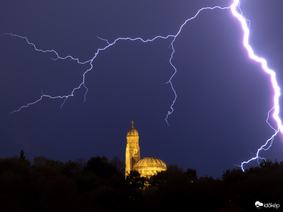 Törley-mauzóleum a villámfényes éjszakában :)