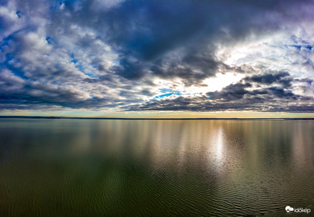 Késő délutáni fényjáték a Balatonon. 