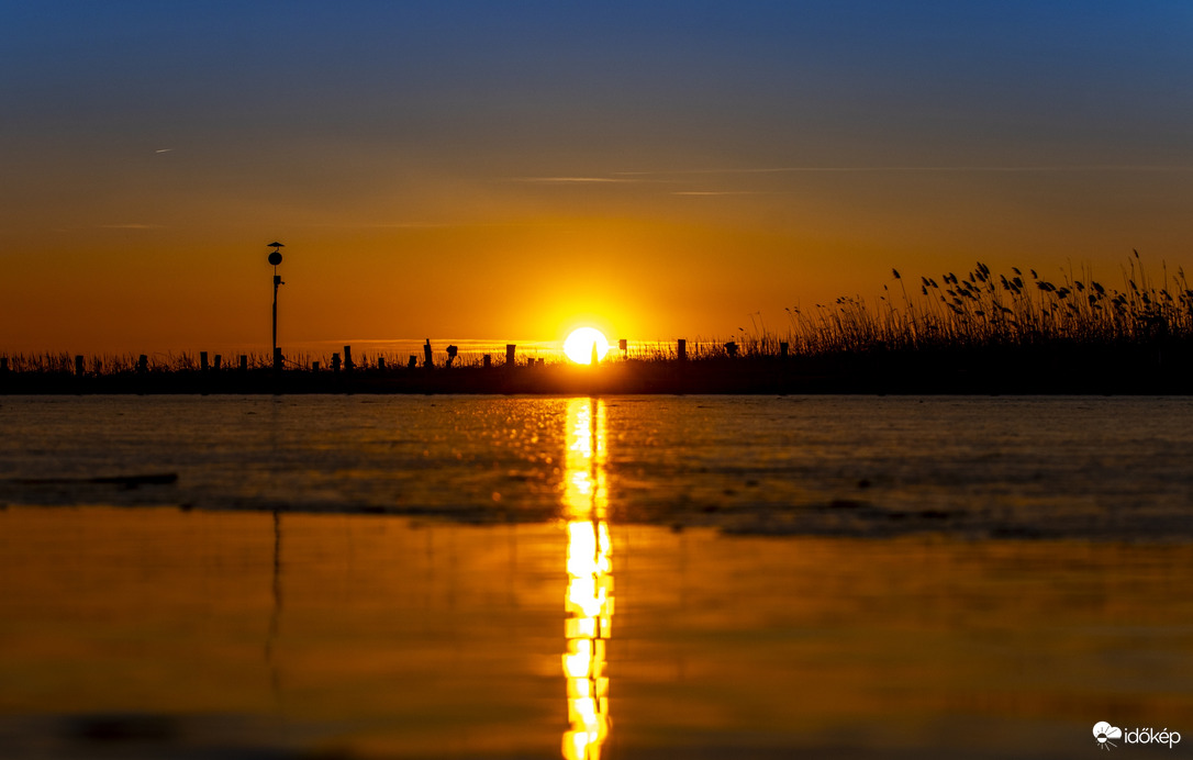 Aranyhídon jön az alkonyat. 