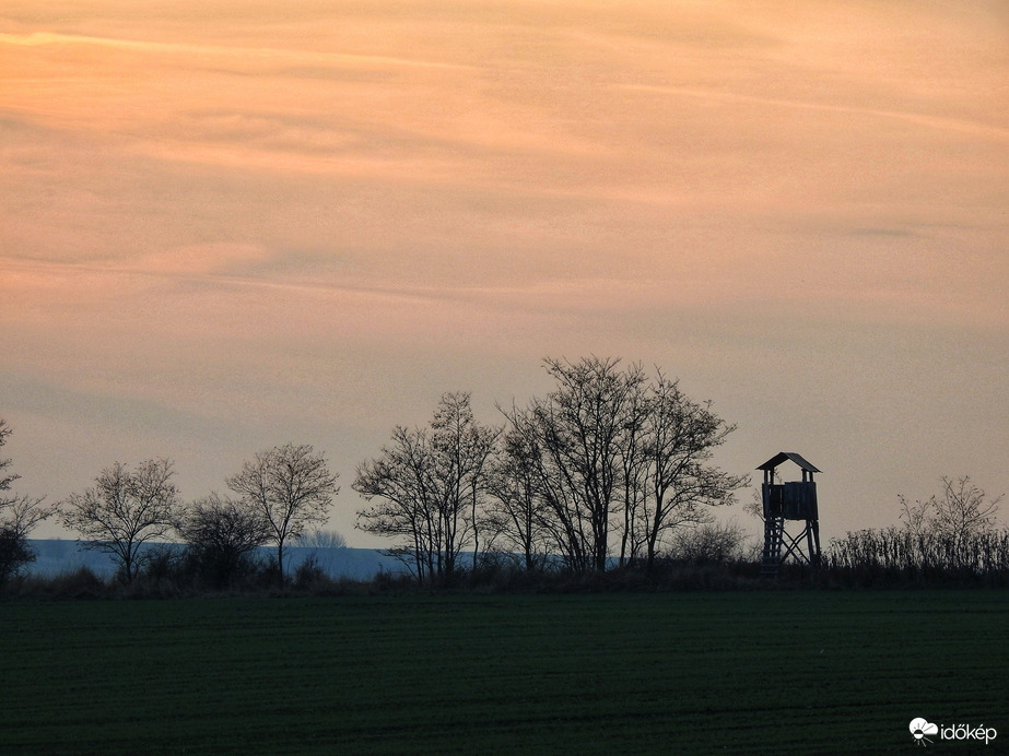 Hajnalodik, kiugrom az ágyból...