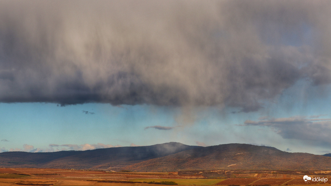 Földig ér a lába....