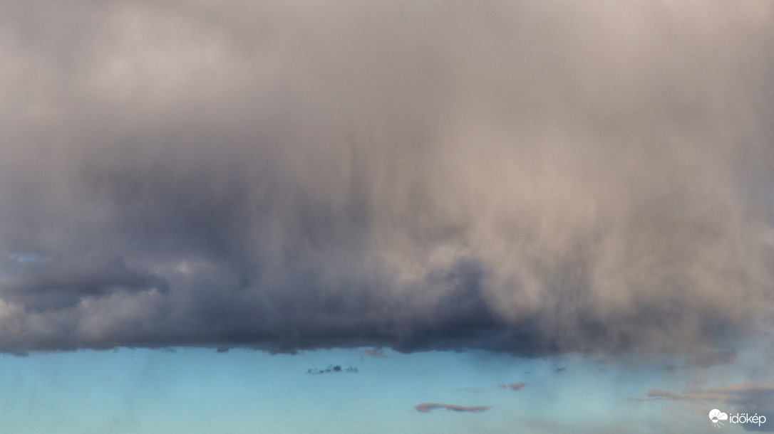 Földig ér a lába....