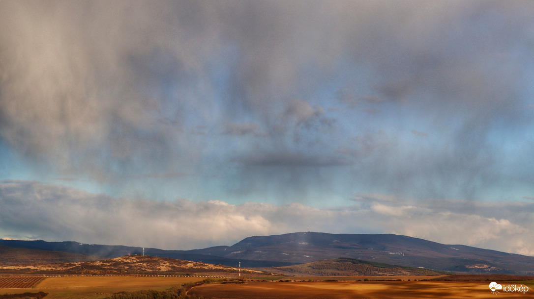 Földig ér a lába....