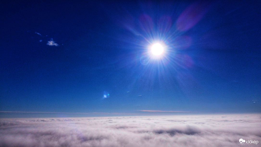 Köd feletti kékség