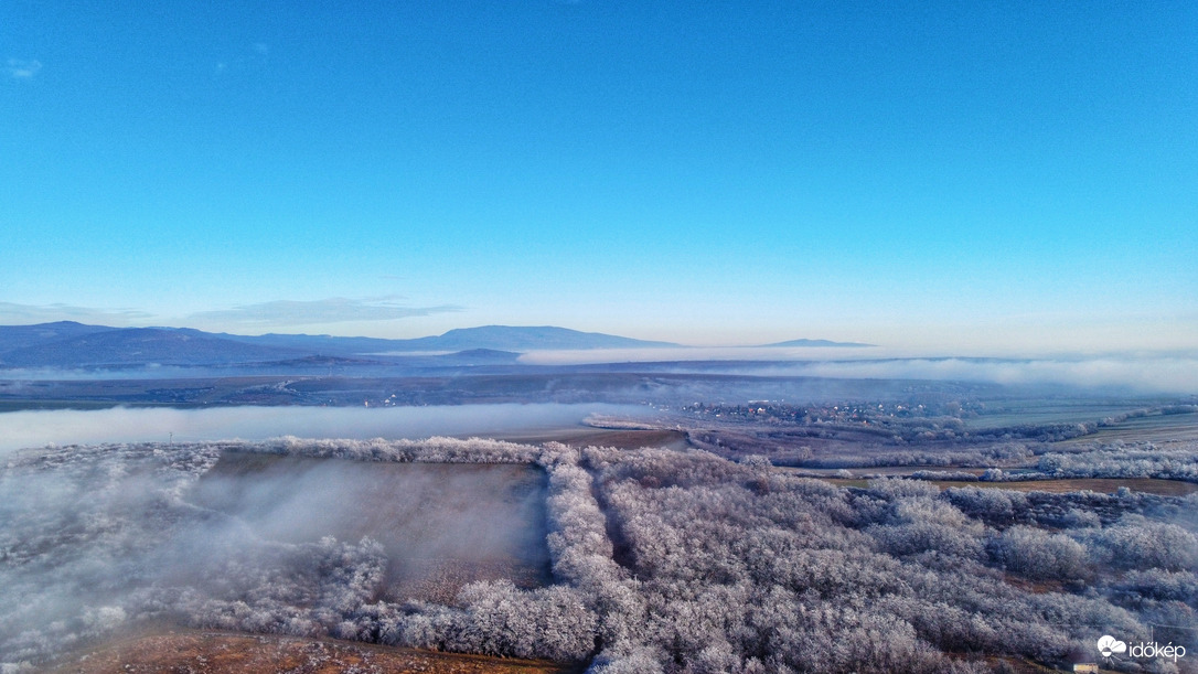 Mátra-gerinc a köd felett