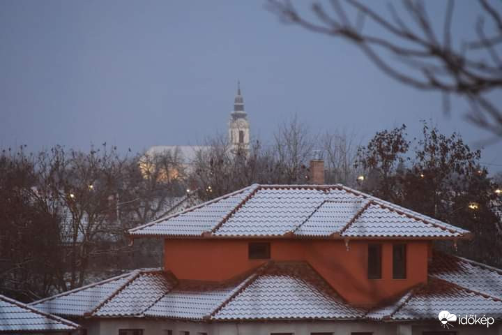 Az idei első hó Jászjákóhalmán 