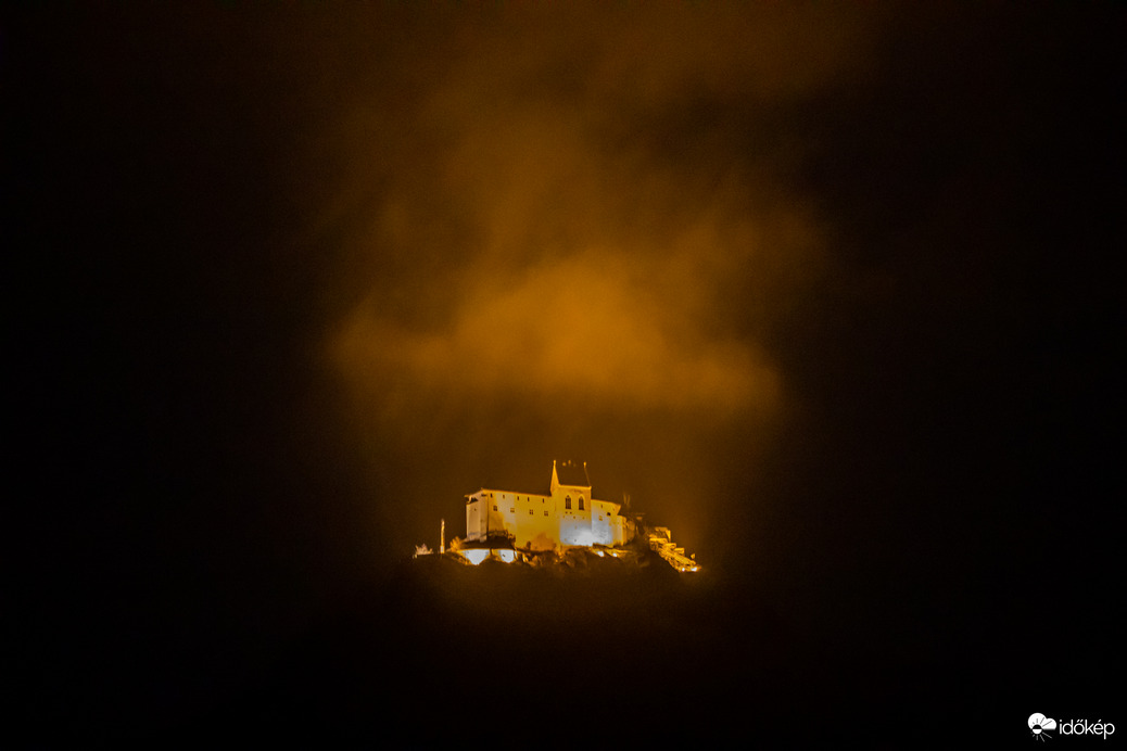 Füzér Vára este a köd alatt