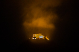 Füzér Vára este a köd alatt