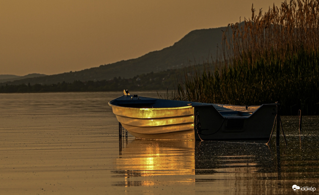 Április búcsúja aranyban 