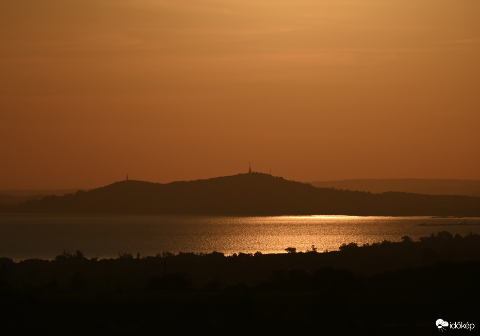 Hajnali arany a vízen háttérben Fonyód 