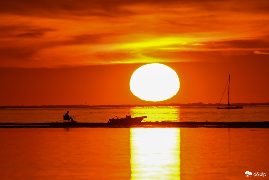 Holnap is jó idő lesz , szépen búcsúzott. 