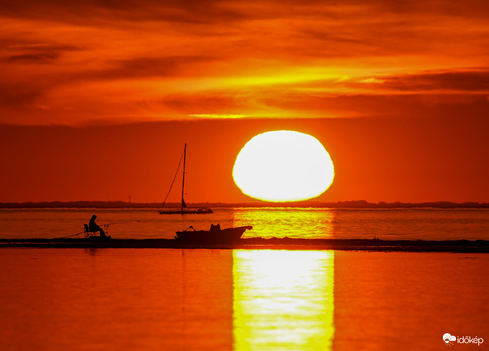 Holnap is jó idő lesz , szépen búcsúzott. 