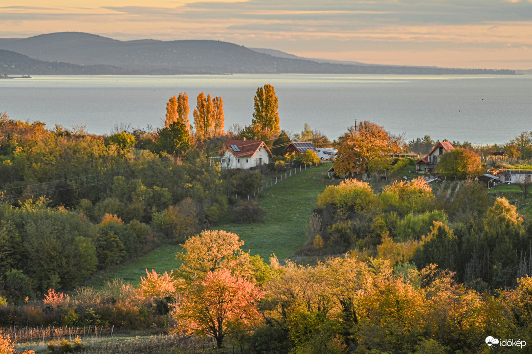 Hajnali megvilágításban a dombok 