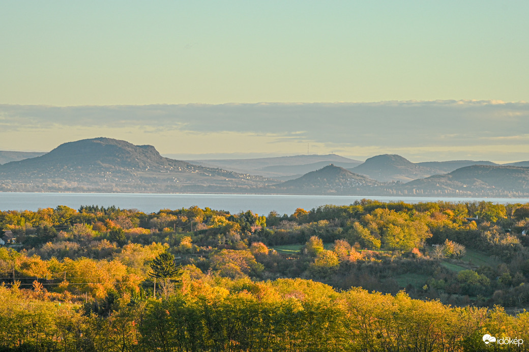 Hajnali megvilágításban a dombok 