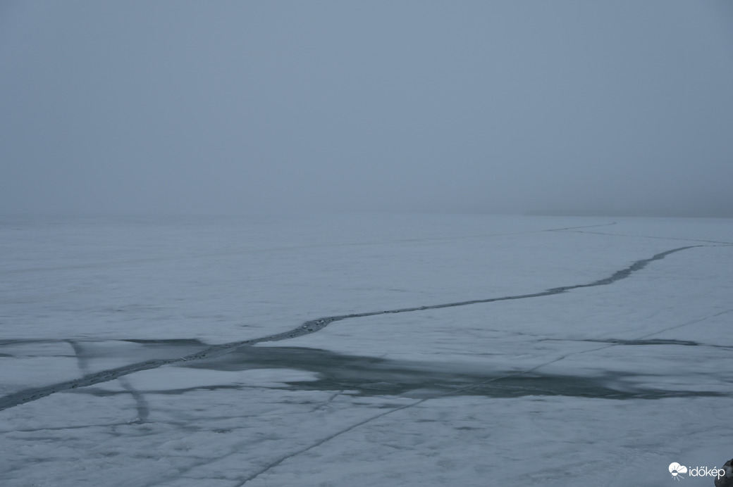 A ködben is jól látszik a jégtöredezettsége  és a szélesedő rianàsok 