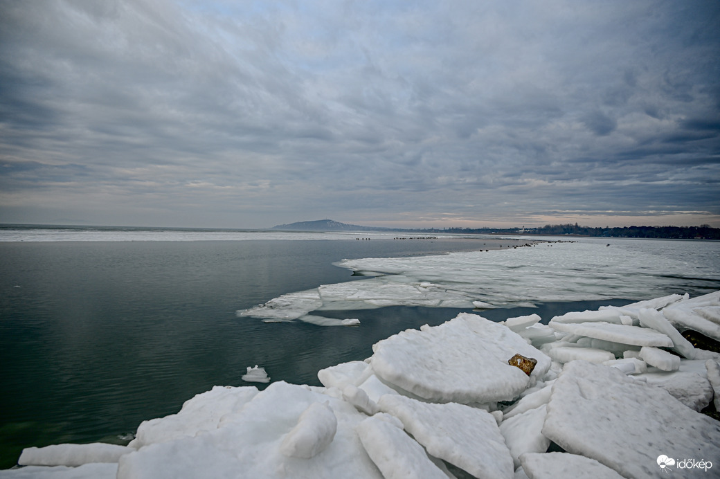 Jól látszik a szabad vízfelület és a szakadozott jég 