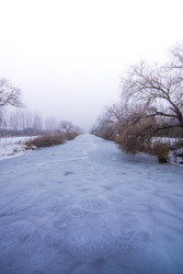 Tél és befagyott csatorna