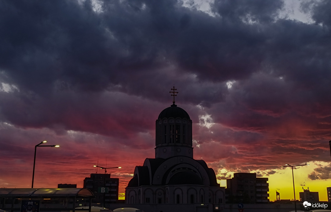 Gyönyörű szép vöröses naplementébe volt részünk  tegnapelőtt késő délután Szatmárnémetibe