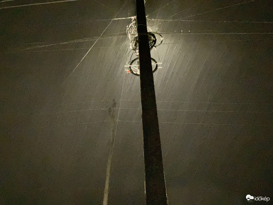 Szamosdarán a Párcíumba át váltott a szakadó eső szakadó hóra..