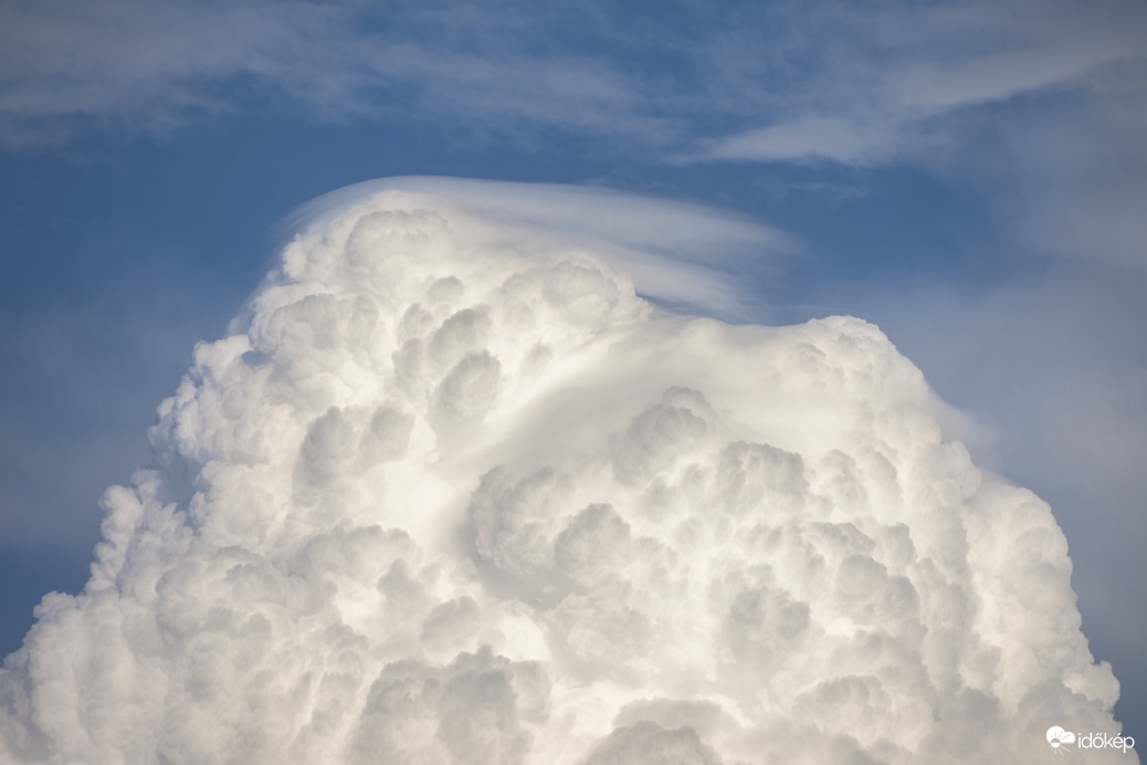 Cumulonimbus pileus