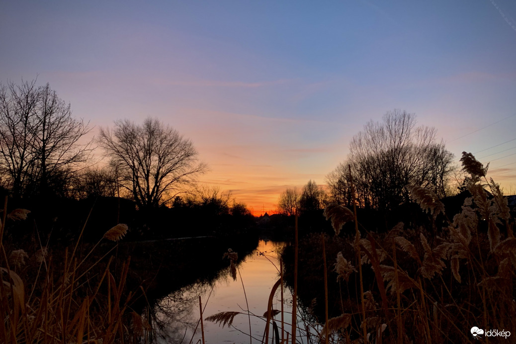 Alkonyat a sétányon