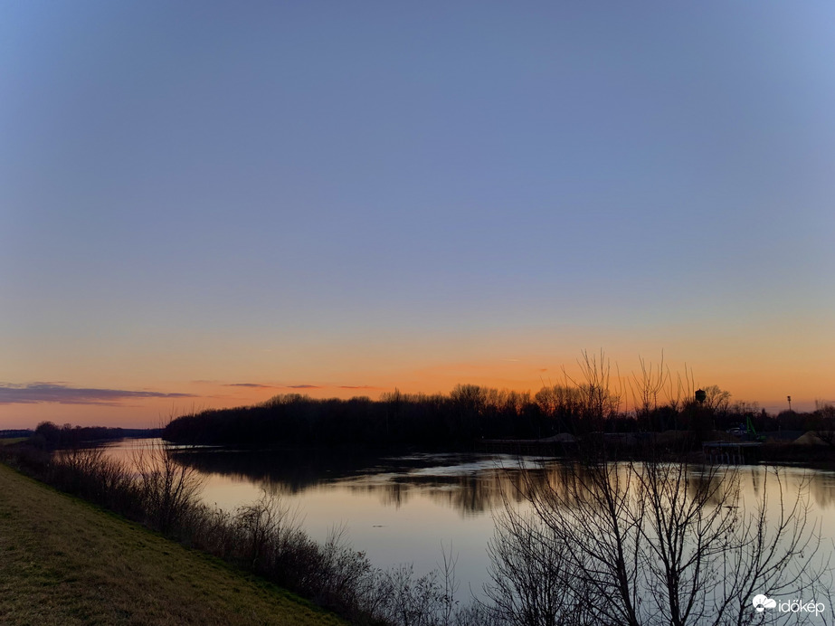 Alkony a Tiszánál