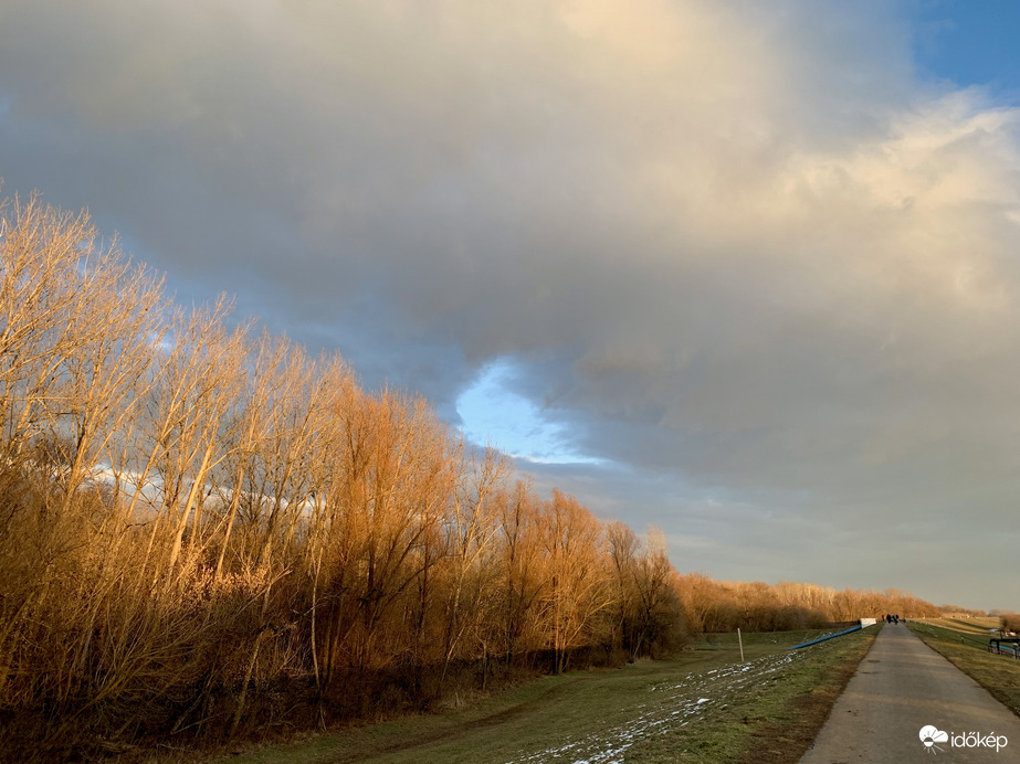 Vásárnap a töltésen
