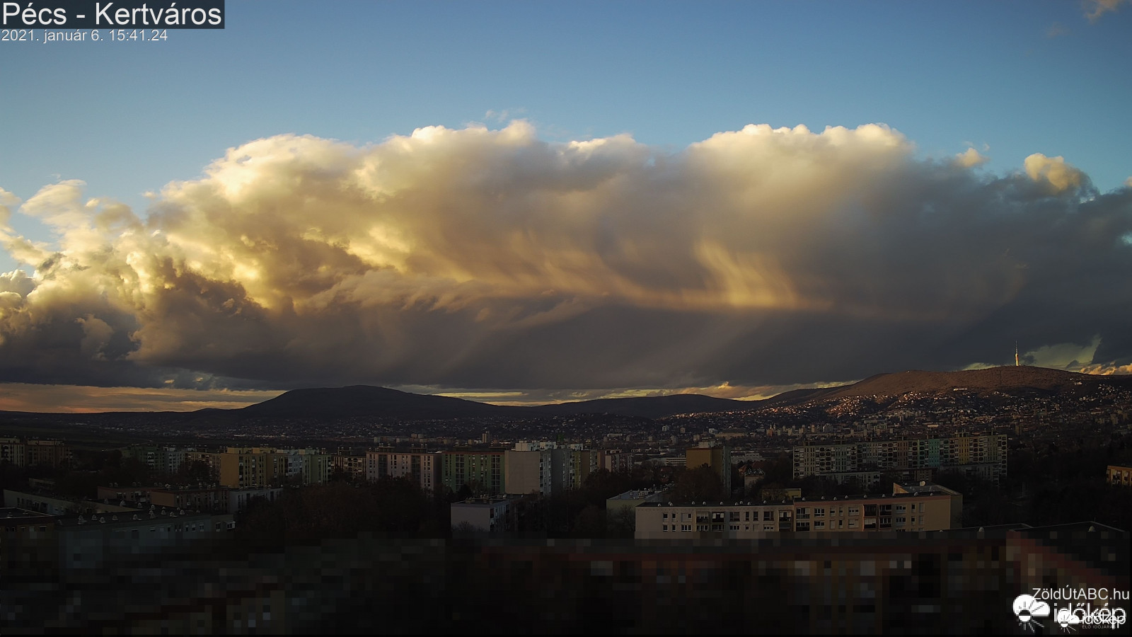 Gomolyok törnek a magasba délnyugaton