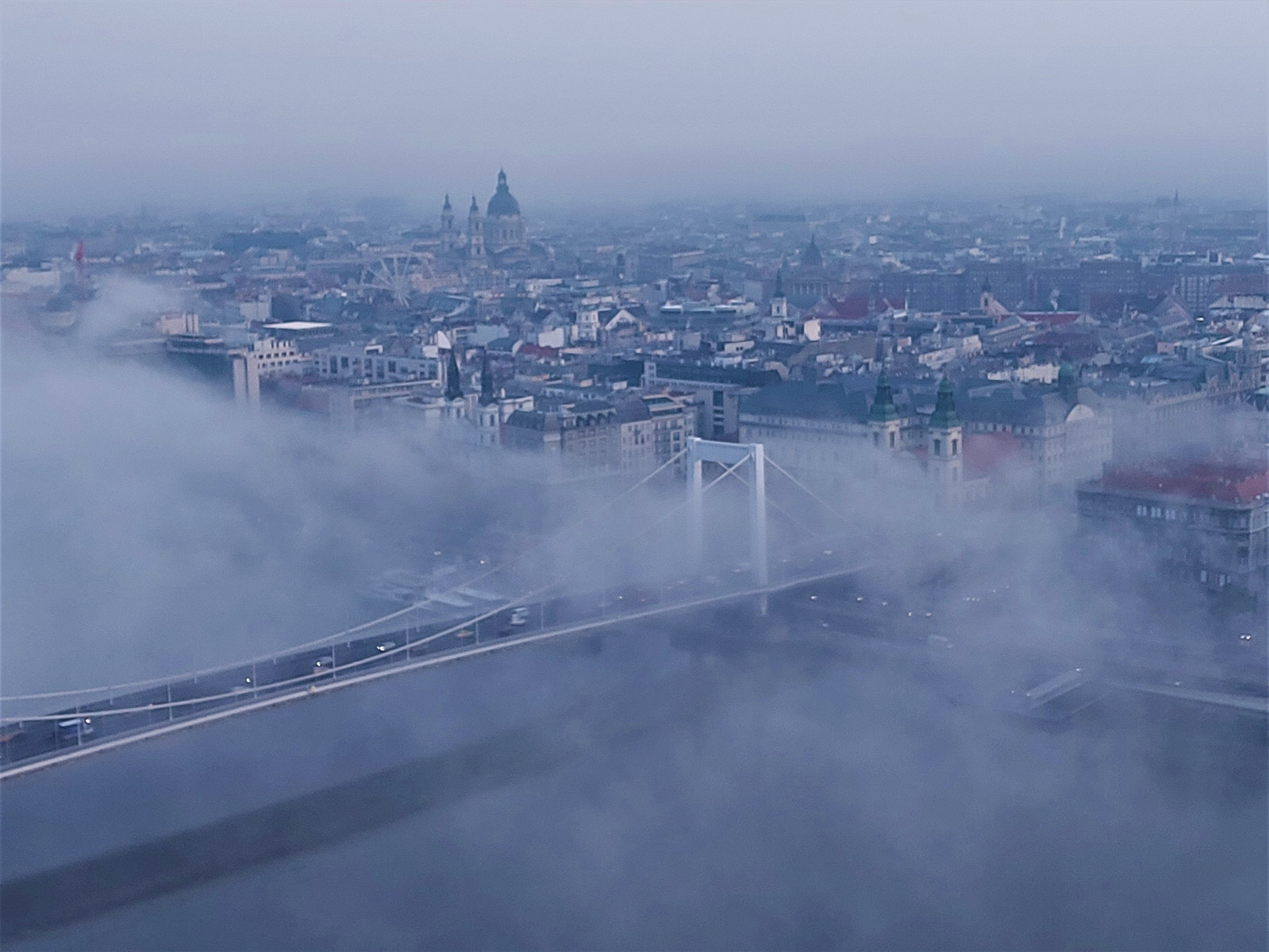 Pirkadat és ködfolyam a Dunán