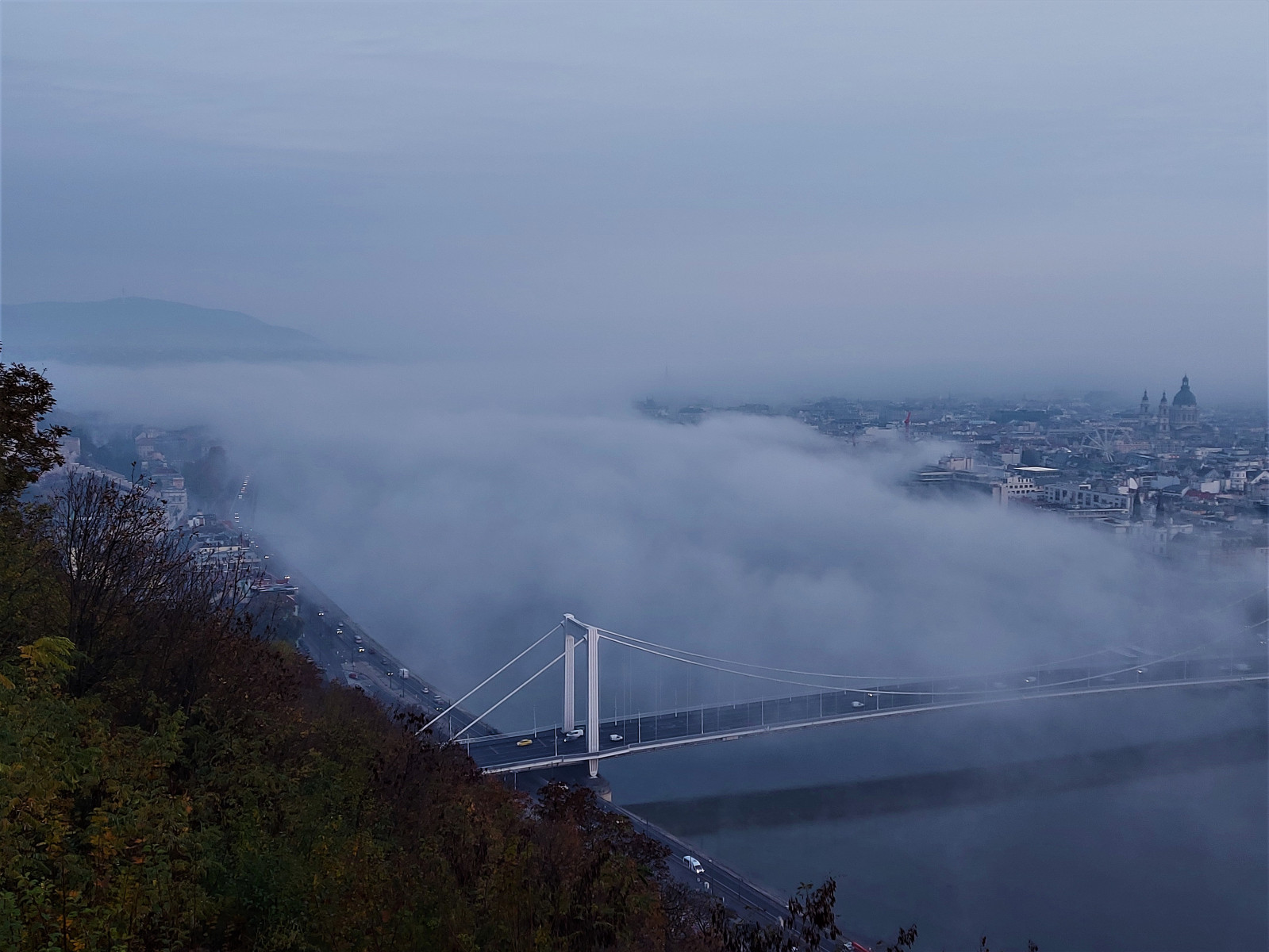 Pirkadat és ködfolyam a Dunán
