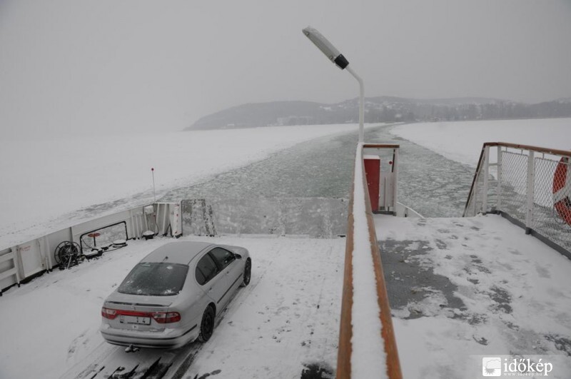 Utolsó balatoni komp 2012. február elején a tó teljes befagyása előtt