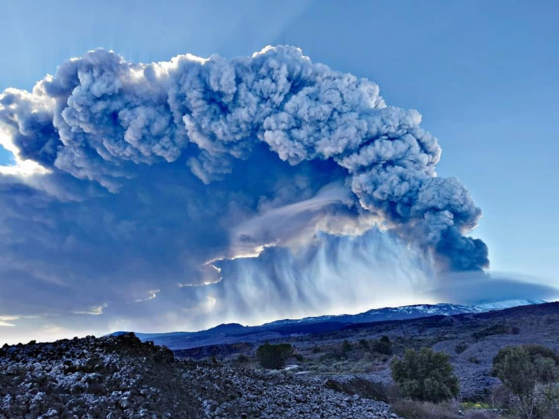 Kitört az Etna, mindent 