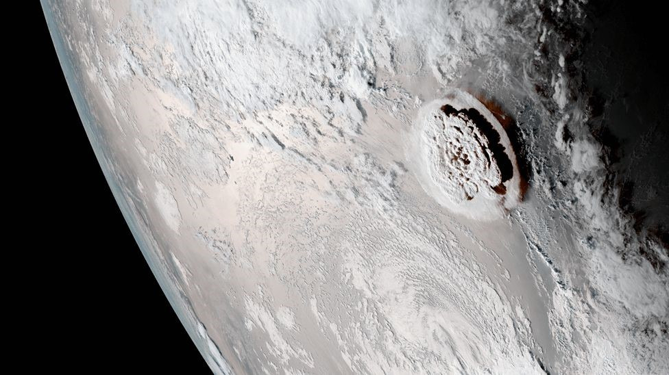 Tonga vulkán január 15. (NOAA műholdkép)