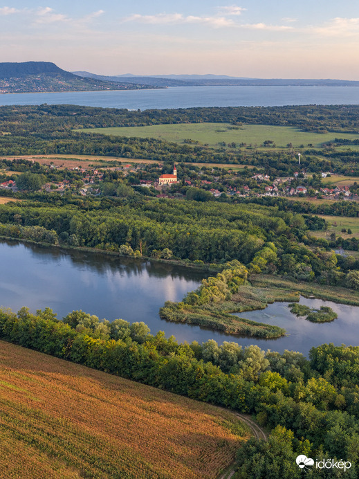 Látkép a Kis-Balatonra a Zalaszabari hegyről