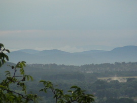 A Budai-hegyel és a Pilis-hegység a pesti oldalról nézve