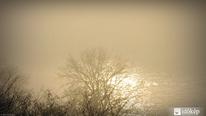 Balaton, ködbe takarózva.