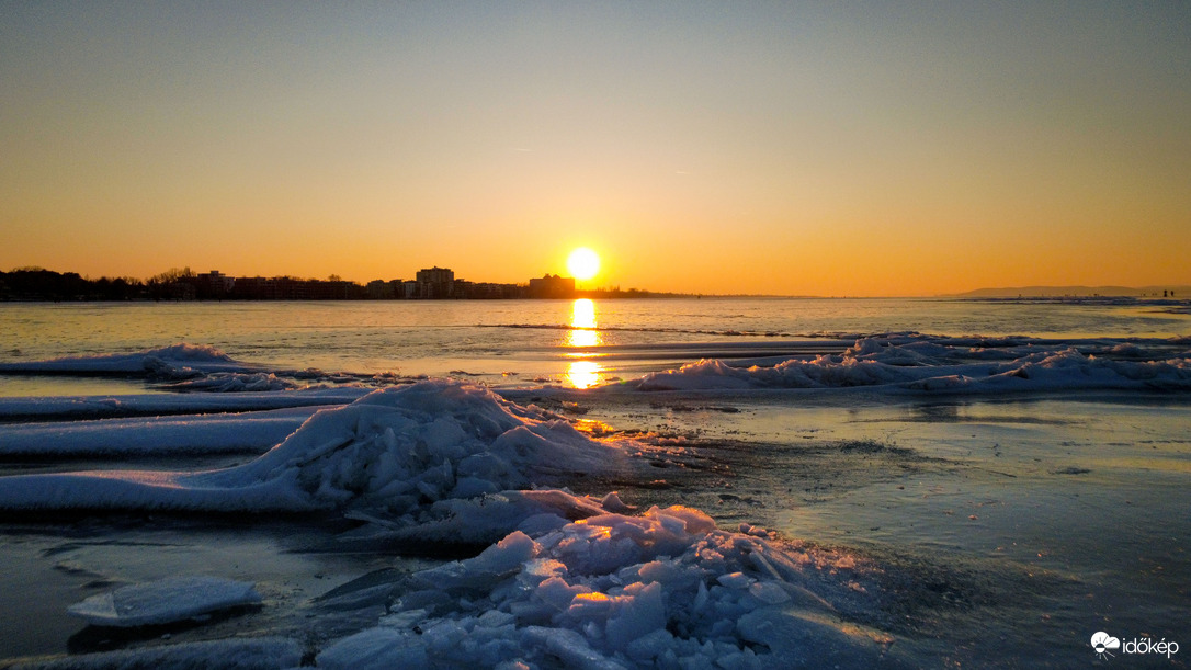 Jégbe zárt Balaton, és a naplemente.