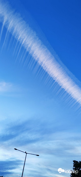 Reggeli cirrus fibratus homomutatus Győrben 