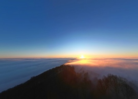 Napkelte a felhők felett