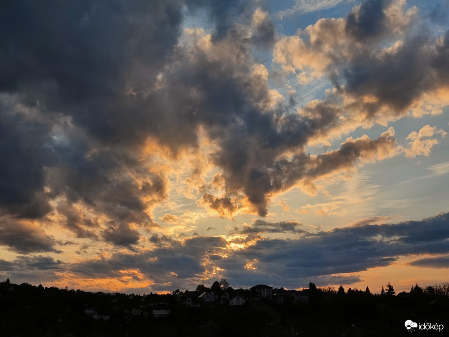 Zivatar utáni felhős naplemente 