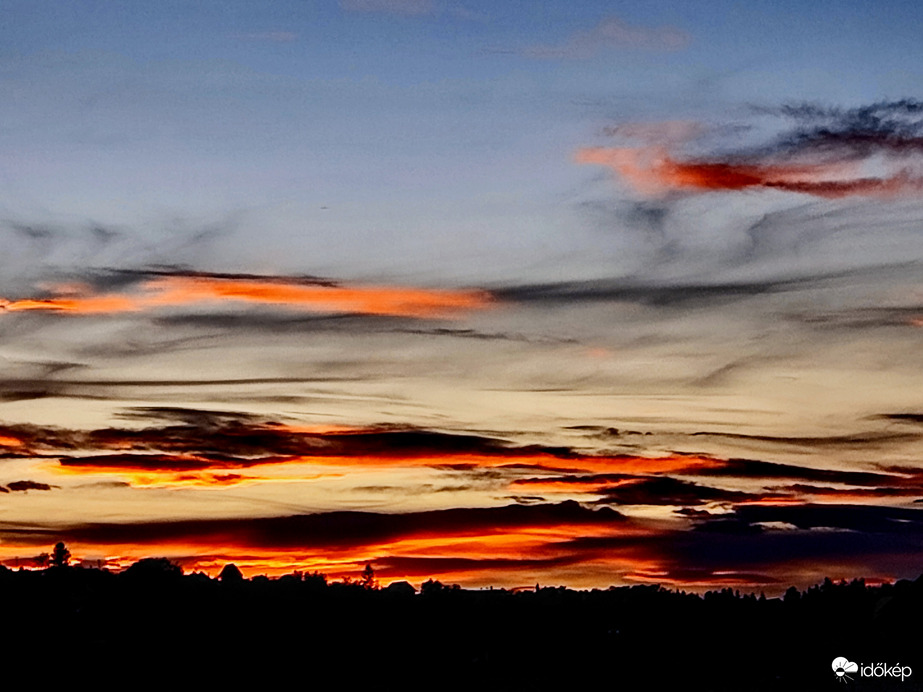 Gyönyörű alkonyati felhők ragyogtak fel naplemente után! Szeles időnk lesz!
