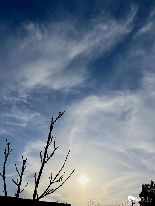 Délutáni felhőzet