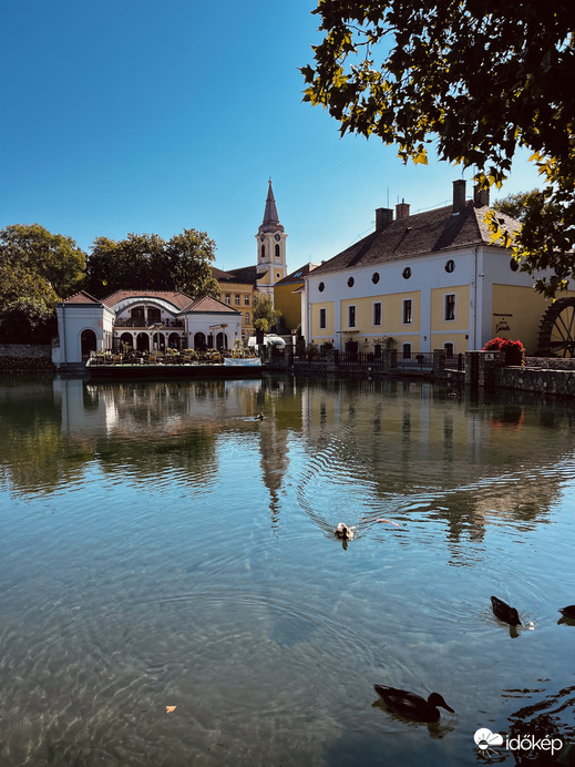 Őszi színekben a tapolcai Malomtó