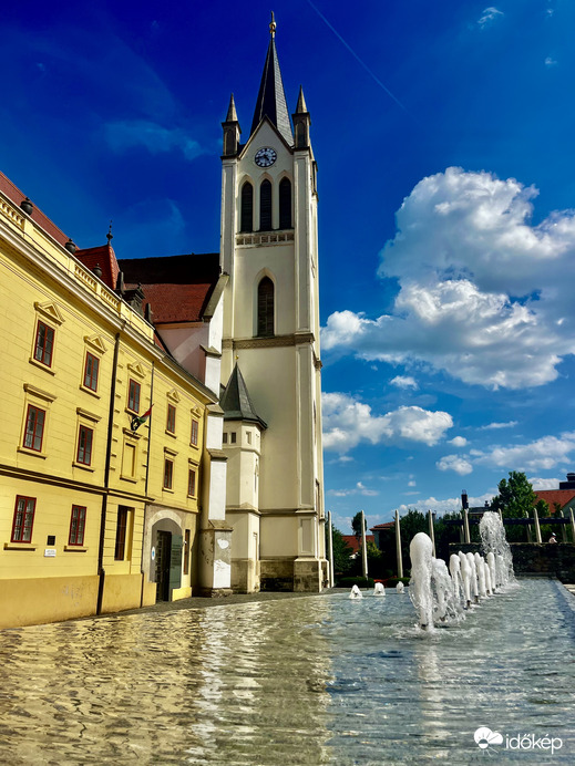 Nyári hangulatban a keszthelyi fő tér