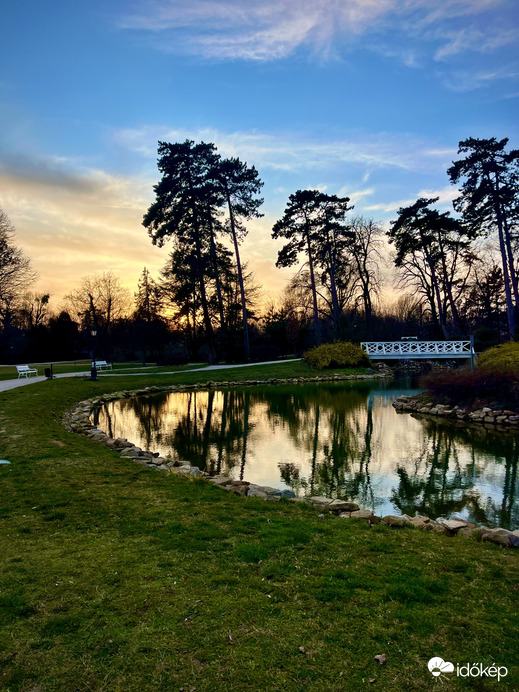 Naplemente a keszthelyi Festetics kastély parkjában