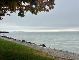 Borúsan indul a nap a Balatonnál