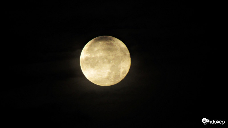 „Leküldte világát a hold sárga fénye."