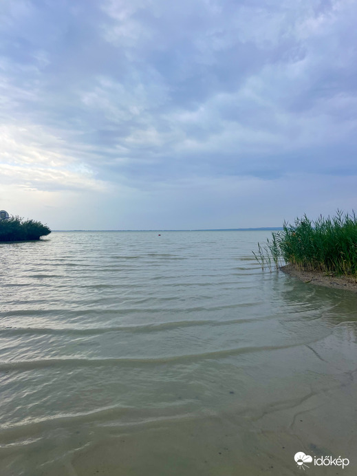 Szigligeten már elhagyták a strandolók a vizet/ másodfokú viharjelzés van érvényben